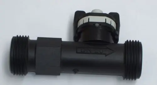 Durchflusssensor von Daikin mit schwarzem Kunststoffkörper und Anschlussgewinde. Der Sensor hat eine Kontrollfunktion und ist für verschiedene Heizsysteme geeignet.